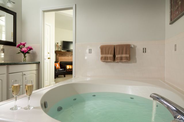 hotels with big bathtubs in-room